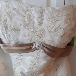 Alfred angelo ivory wedding dress